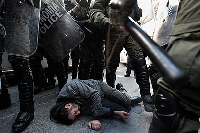 היו גם פצועים. מפגין וכוחות משטרה מול משרד העבודה באתונה (צילום: AFP) (צילום: AFP)