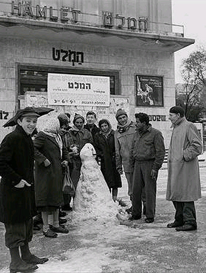 בובת שלג ליד קולנוע מוגרבי בתל-אביב (צילום: דוד אלדן, לע"מ) (צילום: דוד אלדן, לע