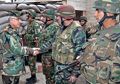 רמטכ"ל צבא סוריה מבקר יחידות לאחר התקיפה (צילום: AFP PHOTO/HO/SANA) (צילום: AFP PHOTO/HO/SANA)