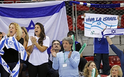 אוהדי נבחרת ישראל במשחקי גביע הדייויס בצרפת (צילום: AP) (צילום: AP)