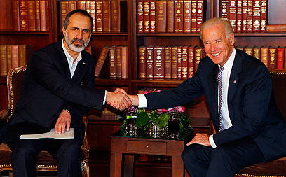 סגן נשיא ארה"ב עם אל-חטיב, היום (צילום: רויטרס) (צילום: רויטרס)