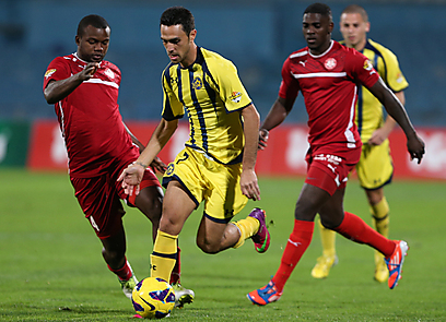 ערן זהבי לובש לראשונה צהוב במשחק נגד הפועל רמת גן (צילום: אורן אהרוני) (צילום: אורן אהרוני)
