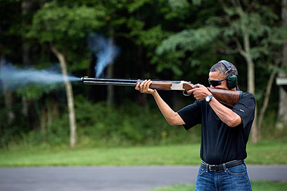 יורה בצלחות חימר. ברק אובמה, 2012 (צילום: AP) (צילום: AP)