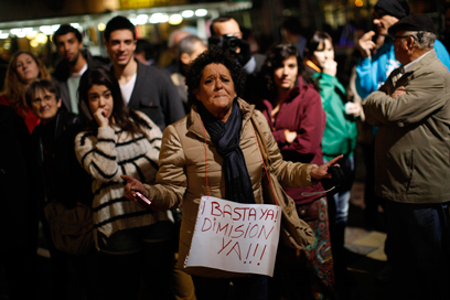 הפגנה נגד ראש הממשלה ראחוי לפני חודשיים. "מספיק, התפטר עכשיו!" (צילום: רויטרס) (צילום: רויטרס)