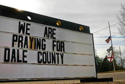 "אנחנו מתפללים למען מחוז דייל". שלט תמיכה בכנסייה באלבמה (צילום: רויטרס) (צילום: רויטרס)