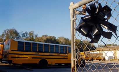 סרט שחור במגרש חנייה של אוטובוסים לזכר הנהג שנרצח (צילום: רויטרס) (צילום: רויטרס)