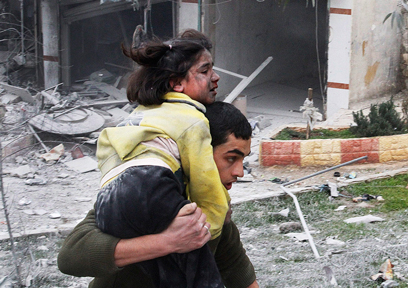 אח נושא את אחותו לאחר הפצצה בחלב (צילום: AP) (צילום: AP)