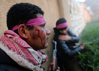 מורד פצוע בדמשק (צילום: רויטרס) (צילום: רויטרס)