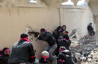 מורדים בדמשק (צילום: רויטרס) (צילום: רויטרס)