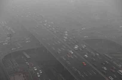 הערפיח בבייג'ינג לא נעלם, ראשי העיר החליטו להגביל מכירת רכב חדש (צילום: רויטרס) (צילום: רויטרס)