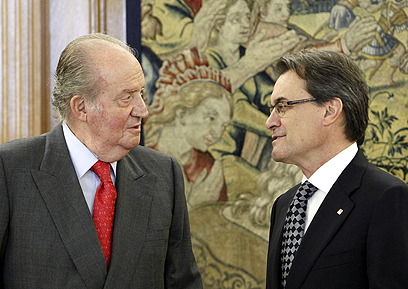 דרכיהם ייפרדו? נשיא קטלוניה ארתור מאס (מימין) ומלך ספרד חואן קרלוס (צילום: EPA) (צילום: EPA)
