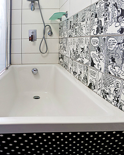 קיר קומיקס שחור לבן. אמבטיית הילדים (צילום: רותם שביט) (צילום: רותם שביט)