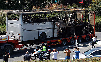 האוטובוס המפוצץ נלקח מזירת הפיגוע בבורגס  (צילום: רויטרס) (צילום: רויטרס)