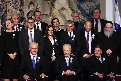הרגע המכונן. 12 ראשי הסיעות בצילום משותף עם הנשיא (צילום: גיל יוחנן)