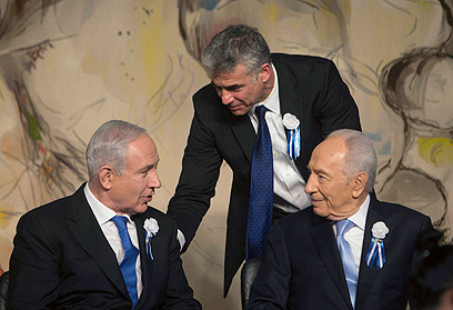 Lapid (center) with Netanyahu (L) and Peres after 19th Knesset sworn in (Photo: Reuters)