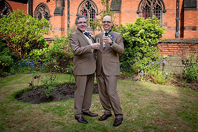 נישואים אזרחיים חד מיניים בליברפול. הזוג הראשון שנישא בכנסייה (צילום: רויטרס) (צילום: רויטרס)
