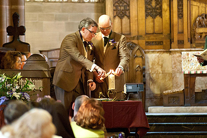 נישואים אזרחיים חד מיניים בליברפול. הזוג הראשון שנישא בטקס אזרחי בשטח כנסייה (צילום: רויטרס) (צילום: רויטרס)