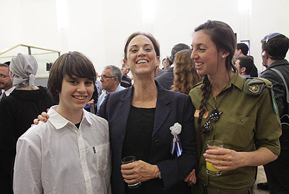 ח"כ רות קלדרון עם בני משפחתה  (צילום: אלכס קולומויסקי) (צילום: אלכס קולומויסקי)