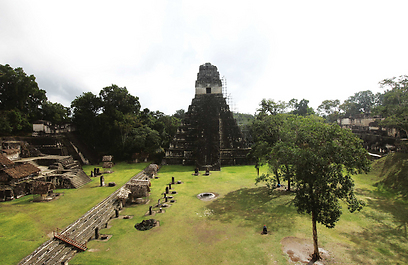 הכיכר המרכזית של טיקאל - הפירמידות שימשו את בני המאיה לקבורה ופולחן (צילום: אריה דהן, טבע הדברים) (צילום: אריה דהן, טבע הדברים)