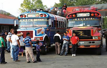 התחבורה מפנים הארץ לערי המחוז מבוססת על אוטובוסי "פולמן" ישנים" (צילום: אריה דהן, טבע הדברים) (צילום: אריה דהן, טבע הדברים)