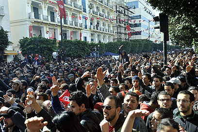 8,000 מפגינים התאספו מחוץ למשרד הפנים בתוניס (צילום: AFP) (צילום: AFP)