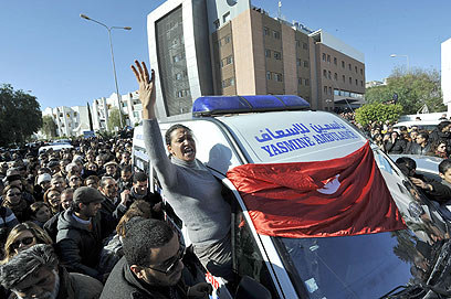 האמבולנס שהוביל את גופת בלעיד ברחובות תוניס (צילום: AFP) (צילום: AFP)