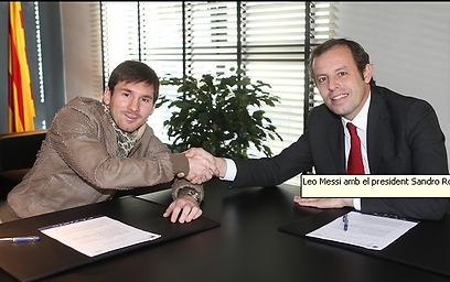 מסי ונשיא ברצלונה סנדרו רוסל במעמד החתימה (צילום מסך: האתר הרשמי של ברצלונה) (צילום מסך: האתר הרשמי של ברצלונה)