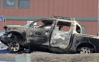 רכב הטנדר של דורנר שנמצא נטוש ושרוף באתר הסקי (צילום: רויטרס) (צילום: רויטרס)