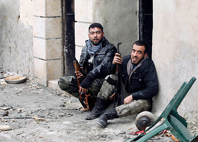 מורדים בסוריה. הלחימה נמשכת שנתיים (צילום: רויטרס) (צילום: רויטרס)