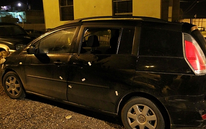 מכונית מנוקבת מקליעים, קלנסווה הלילה (צילום: עידו ארז) (צילום: עידו ארז)