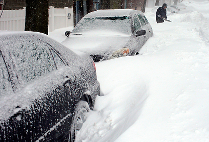 שלג מכסה את הכביש ואת המכוניות בבוסטון             (צילום: רויטרס) (צילום: רויטרס)