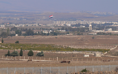 דגל סורי הנשקף מהגבול, השבוע ברמת הגולן  (צילום: אביהו שפירא) (צילום: אביהו שפירא)