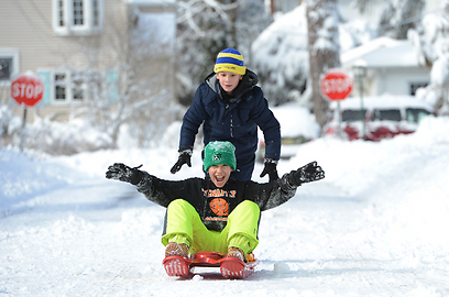 ליאם עזרן וירדן טרטנר נהנים מהשלג בניו ג'רזי  (צילום: שחר עזרן ) (צילום: שחר עזרן )