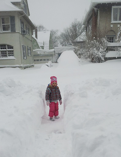 יעל נהנית מהשלג בבוסטון       (צילום: שיר אציל) (צילום: שיר אציל)
