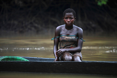 הצעירה הניגרית אקפומן שוטפת את גופה אחרי כל מסע דיג, אבל סובלת מפריחות בכל גופה (צילום: רויטרס) (צילום: רויטרס)