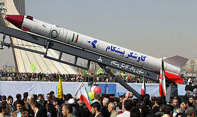 הטיל שנשא את הקוף לחלל מוצג בכיכר אזאדי (צילום: AFP) (צילום: AFP)