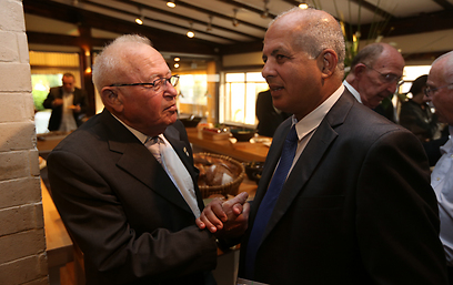 אבי לוזון וצבי ורשביאק, במהלך הבחירות ליו"ר הוועד האולימפי (צילום: אורן אהרוני) (צילום: אורן אהרוני)