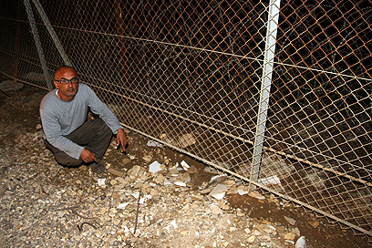ניר דמארי ליד הגדר (צילום: רועי עידן) (צילום: רועי עידן)