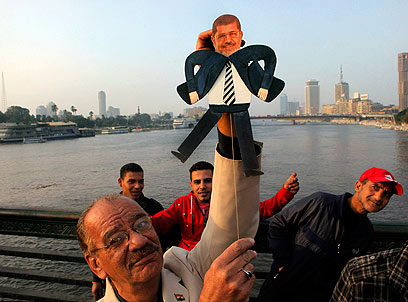 יגיע לחלל? הפגנה נגד מורסי בקהיר (צילום: AP) (צילום: AP)