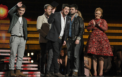 הזמרת אדל בהענקת הפרס ל"ממפורד אנד סאנס"  (צילום: AP) (צילום: AP)