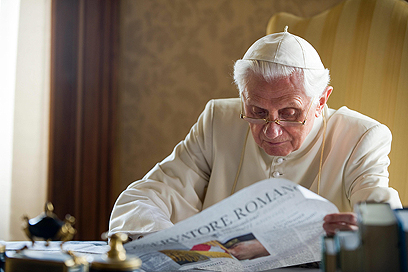 האפיפיור במשרדו. קיבל ההחלטה "בחופש מלא" (צילום: Gettyimages) (צילום: Gettyimages)