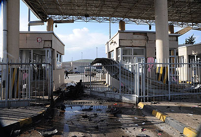 נזק כבד במקום הפיצוץ בגבול טורקיה-סוריה (צילום: רויטרס) (צילום: רויטרס)