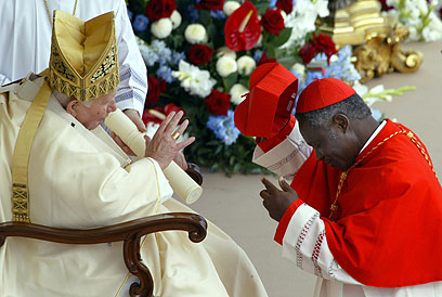 טורקסון והאפיפיור יוחנן פאולוס. יודע גם עברית (צילום: AFP) (צילום: AFP)
