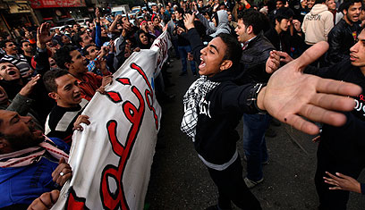העם מחולק כיום לגושים רבים. מפגינים בכיכר א-תחריר  (צילום: רויטרס) (צילום: רויטרס)