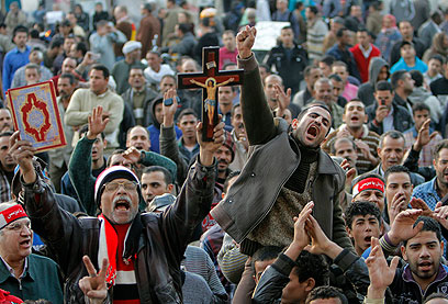 מי כאן הקורבן? הפגנה בקהיר לציון שנתיים למהפכה שהפילה את מובארק (צילום: AP) (צילום: AP)