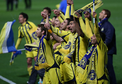 שמחה גדולה הלילה. השחקנים בצהוב חוגגים את הניצחון הגדול (צילום: אורן אהרוני) (צילום: אורן אהרוני)