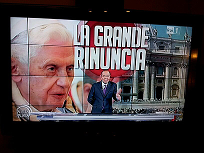 "הפרישה הגדולה". מתוך שידורי הטלוויזיה האיטלקית אמש (צילום: אייל להמן) (צילום: אייל להמן)