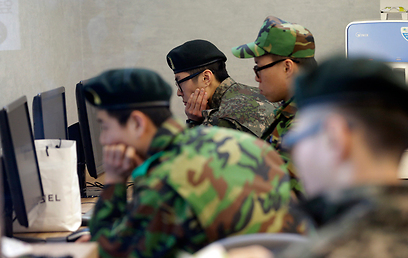 אנשי ביטחון בסיאול מתעדכנים בחדשות מהצפון (צילום: AP) (צילום: AP)