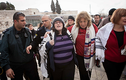 "החל מראש החודש הקרוב תמלא משטרת ישראל את חובתה לאכיפת החוק". מעצר נשות הכותל (צילום: מיכל פתאל) (צילום: מיכל פתאל)
