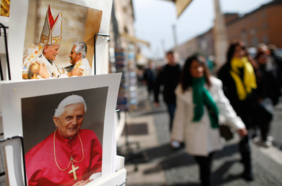 הדהים את העולם הנוצרי הקתולי. תמונות למכירה של האפיפיור ברומא (צילום: רויטרס) (צילום: רויטרס)